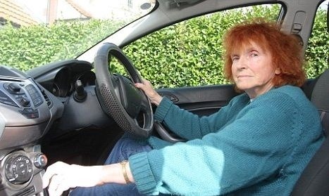 Caroline za volantom svojho Fordu
