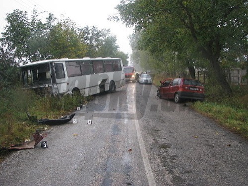 Šofér Fiatu neprežil, pasažieri autobusu sa vážne zranili 