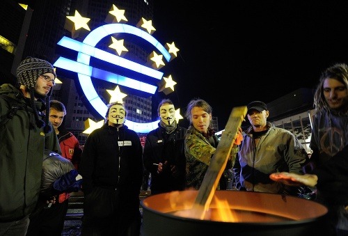 Protestanti pred budovou ECB