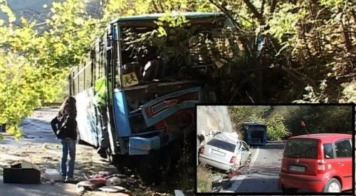 Autobus po zrážke skončil v kopci