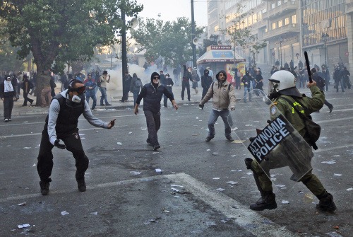 V Grécku sa proti úsporným opatreniam štrajkuje vo veľkom