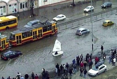 Podomácky vyrobená plachetnica v zatopenom Ríme.