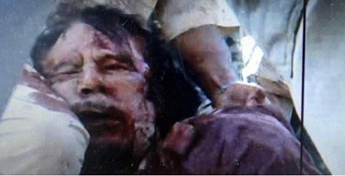 Exkluzívne zábery Kaddáfího mŕtveho tela