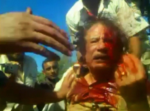 Kaddáfí zahynul po strele do hlavy