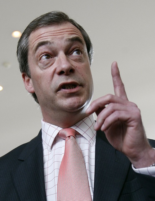 Za iniciatívou stojí kontroverzný europoslanec Nigel Farage