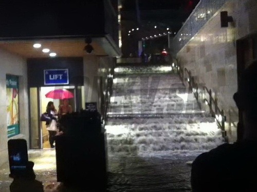 Vytrvalé zrážky spôsobili rozvodnenie rieky Liffey, Dublin sa ocitol pod vodou.