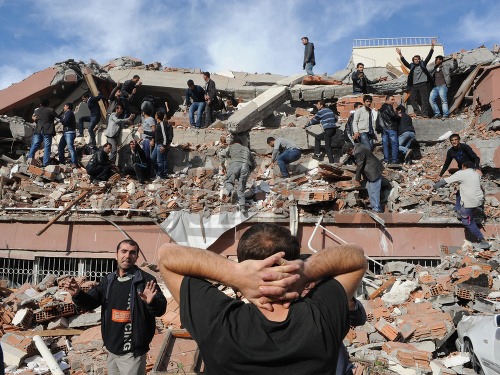 Zemetrasenie v Turecku si vyžiadalo najmenej 459 obetí