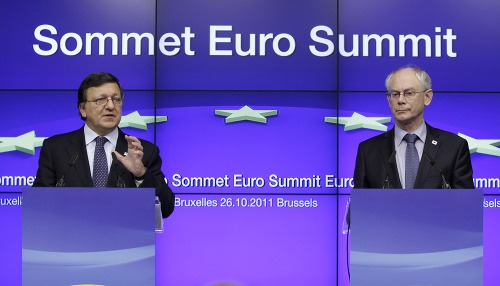 Predseda EK José Manuel Barroso a predseda Európskej rady Herman Van Rompuy.