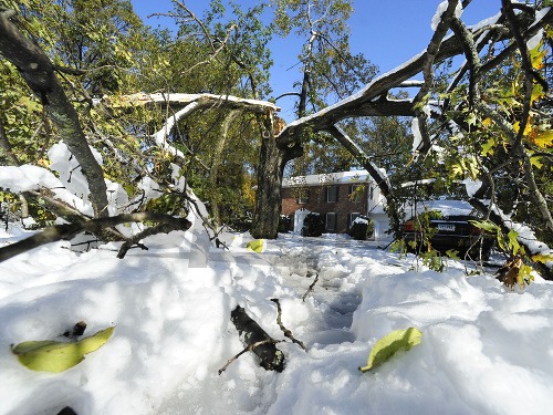 Počet mŕtvych po víkendovej snehovej búrke v USA stúpol na 21.