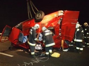 Pri nehode so 14 obeťami pochybil vodič kamióna aj mikrobusu