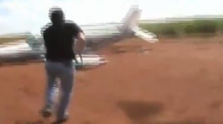 Policajt uteká k lietadlu