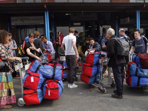 Turisti zaseknutí pod Everestom