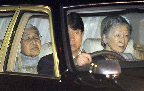 Cisára Akihita odvážajú do nemocnice