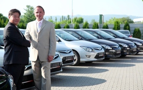 Zmluvu podpísal prezident Hyundai Slovakia Sukwon Kim a výkonný riaditeľ Avis Slovensko Vladimír Orth.