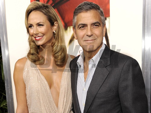 Stacy Keibler zažiarila po boku Georgea Clooneyho v odvážnej róbe.