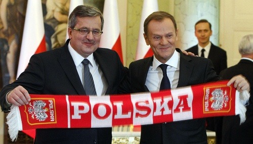 Poľský prezident Bronislaw Komorowski a premiér Donald Tusk