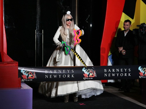 Lady Gaga na slávnostnom otvorení obchodu.