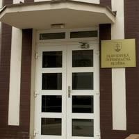 Vchod do budovy Slovenskej informačnej služby