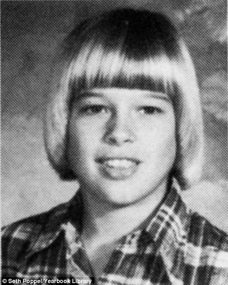 Brad Pitt ako ôsmak nosil vlasy v štýle prilby.