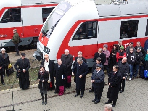 Na humenskej stanici pokrstil nové vlaky kardinál Jozef Tomko