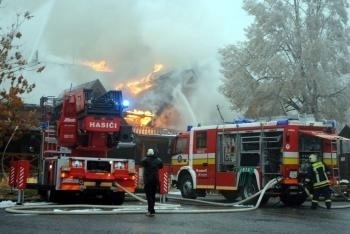 Viac ako tri hodiny bojujú hasiči s rozsiahlym požiarom penziónu