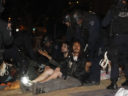  Polícia v Los Angeles začala dnes odstraňovať tábor demonštrantov 