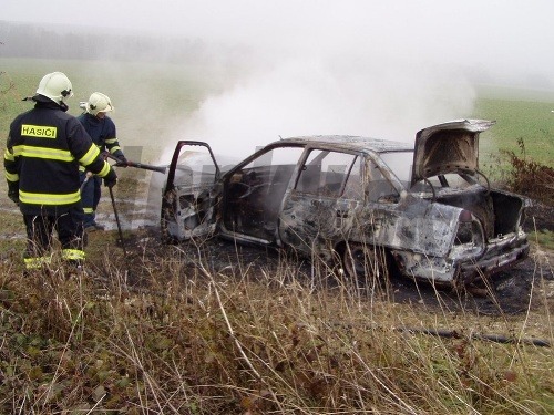 Auto zhorelo takmer do tla