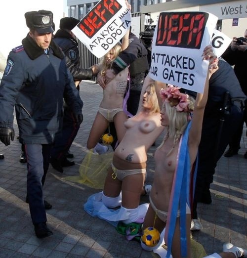 Policajt sa zrejme snažil zakryť prsia mladej aktivistky