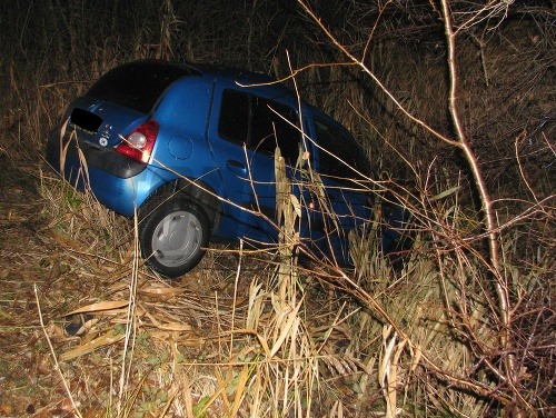 Auto skončilo v malackom potoku