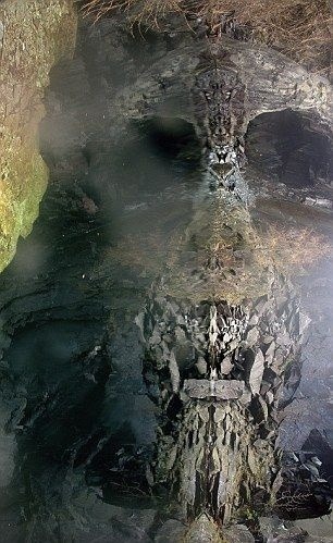 Priestor jaskyne po otočení fotografie pripomína lebku