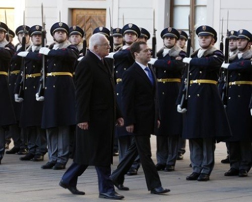 Medvedeva pozdravila čestná stráž
