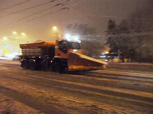 Sneh prekvapil aj cestárov v Banskej Bystrici