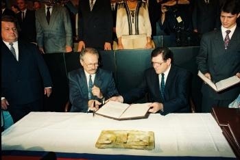 17. júla 1992 prijala SNR Deklaráciu o zvrchovanosti Slovenskej republiky. Podpísali ju predseda SNR Ivan Gašparovič a premiér Vladimír Mečiar. 