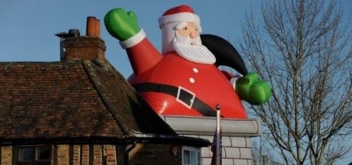 Santa robí šarapatu na streche