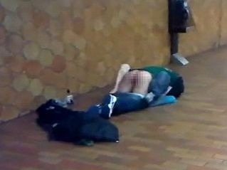 Párik nemal žiadne zábrany, sexoval na nástupišti