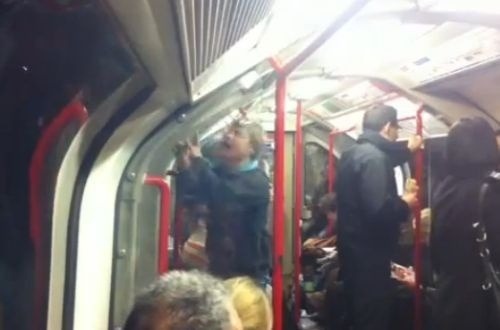 Mladík si spríjemňuje cestovanie v metre