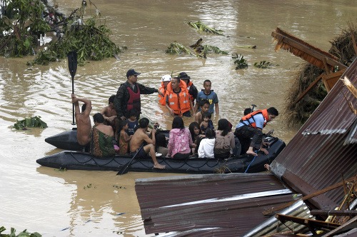 Záplavy si už vyžiadali 521 obetí