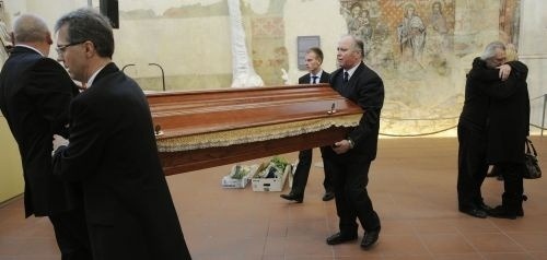 Nosiči odnášajú rakvu s telesnými pozostatkami Václava Havla