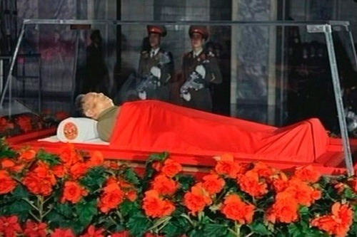 Telo Kim Čong-ila vystavujú v sklenenej rakve