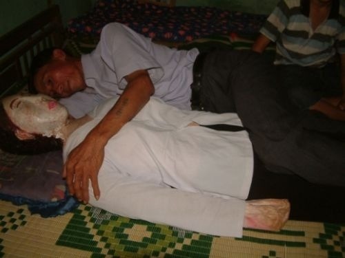 Vietnamec spáva so svojou zosnulou ženou