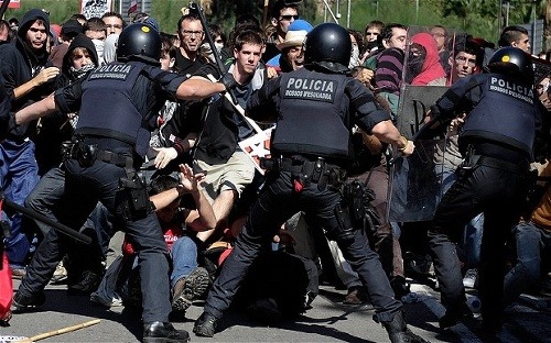 Polícia v Barcelone zasahovala proti demonštrantom. Rozhorčili ich úsporné opatrenia