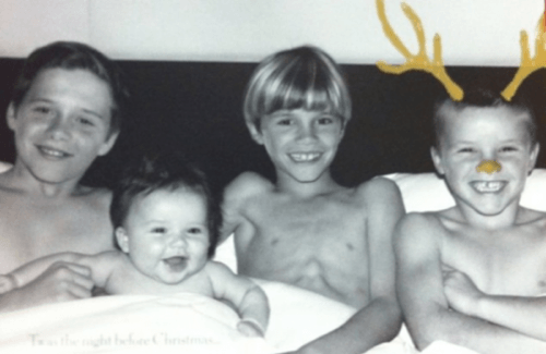 Potomstvo klanu Beckhamovcov v posteli.