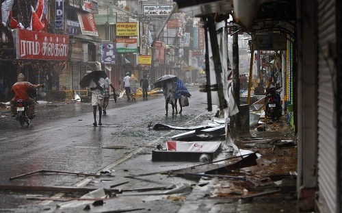 Zničená ulica po vyčíňaní cýklonu Thane v Pondicherry