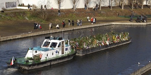 Loď s kvetmi Václava Havla sa plaví po Vltave