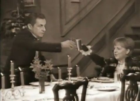 Merkelová si pripíja so Sarkozym