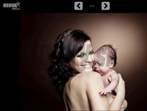 Marta Jandová nafotila sériu fotografií, na ktorých pózuje vyzlečená s bábätkom v náručí. 