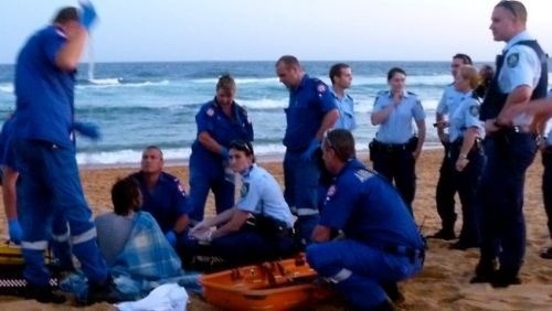 Záchranári poskytujú prvú pomoc napadnutému surfistovi