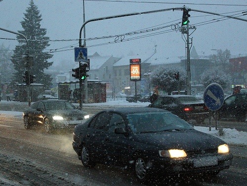 Autá v Banskej Bystrici bojujú so snehovou pokrývkou na cestách.