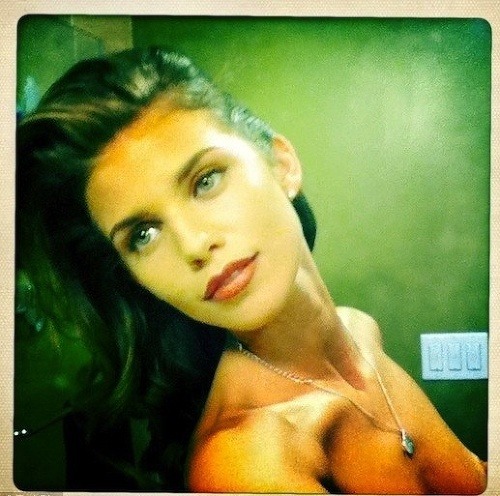 AnnaLynne McCord omylom vystavila svoje prednosti na webe.