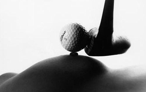 Nahý prsník ako miesto na hranie golfu